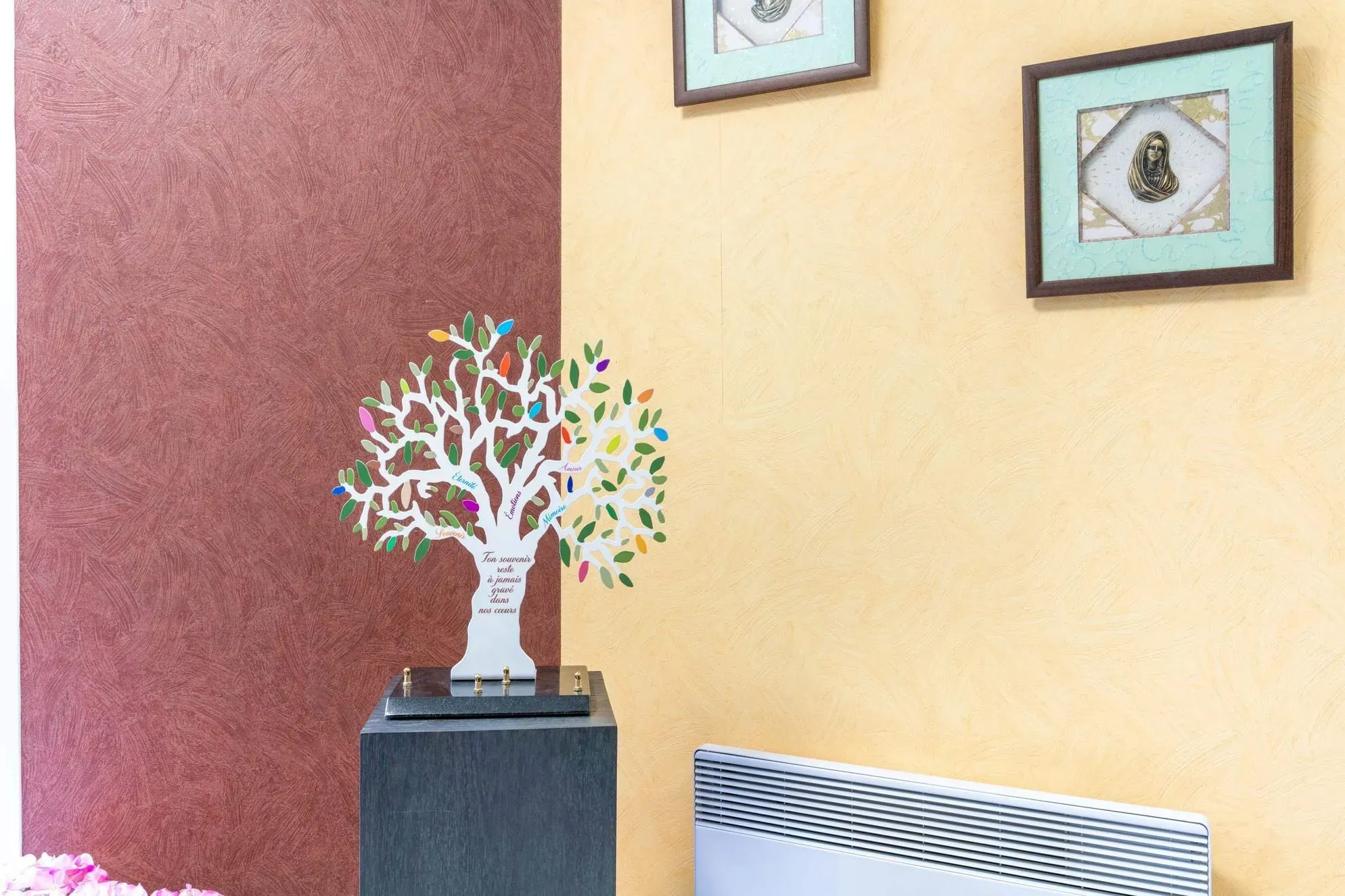 Arbre souvenir personnalisable, décoration funéraire symbolique et colorée.
