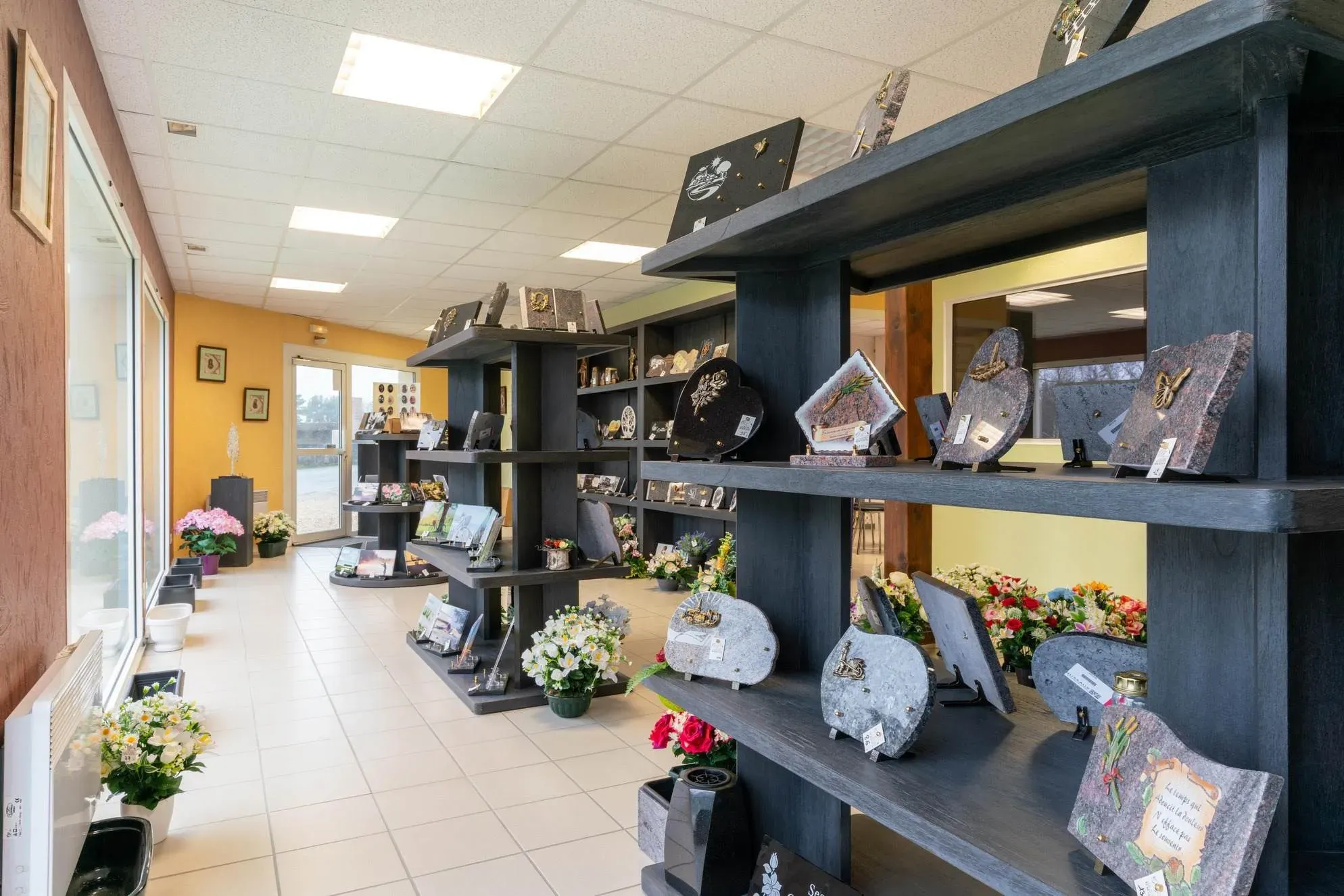 Magasin d'articles funéraires, grand choix de plaques funéraires en granit