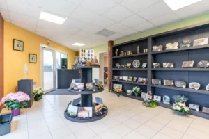Salle d'exposition d'articles funéraires, plaques et fleurs du souvenir.