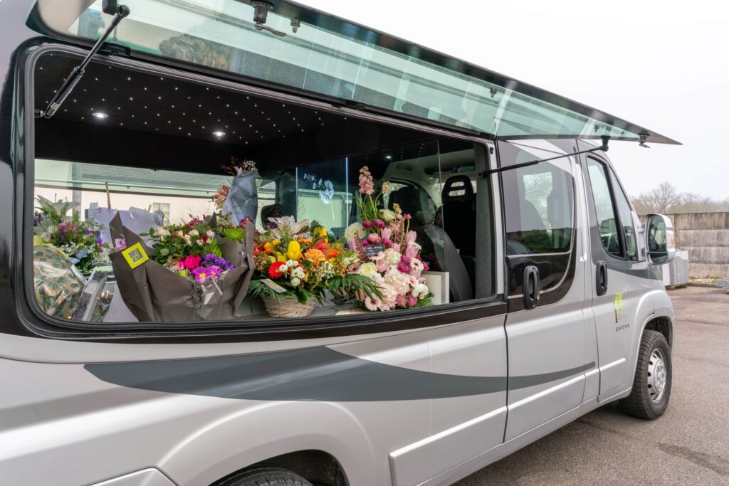 plusieurs fleurs dans corbillard