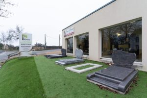 fleurs dans un vase dans un cimetiere