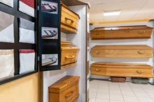 Présentation des modèles de cercueils en bois et capitons pour obsèques.