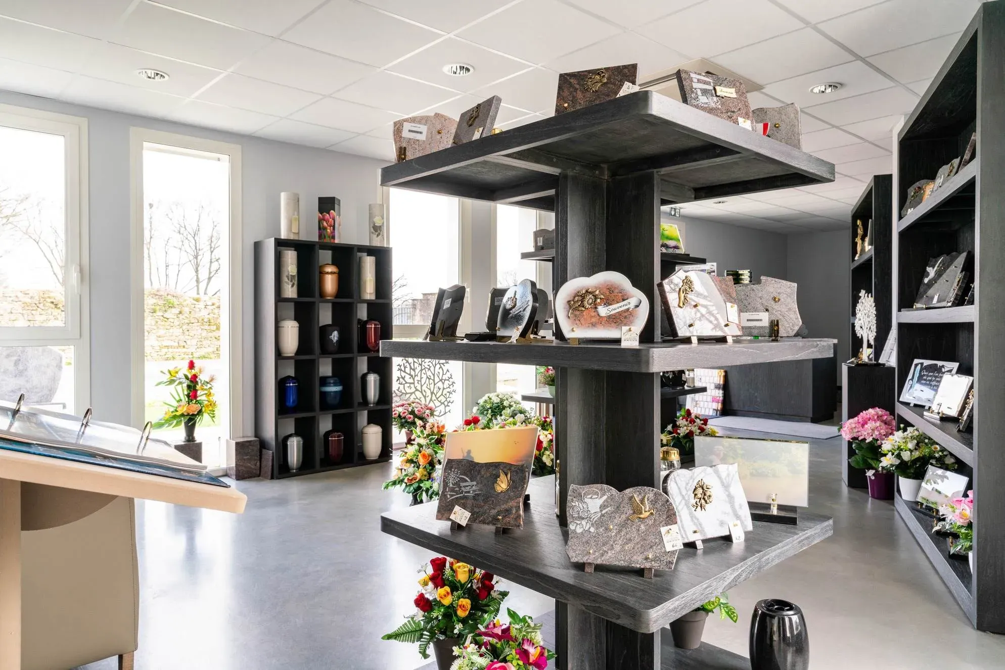 Présentation de plaques funéraires gravées et urnes dans notre magasin.