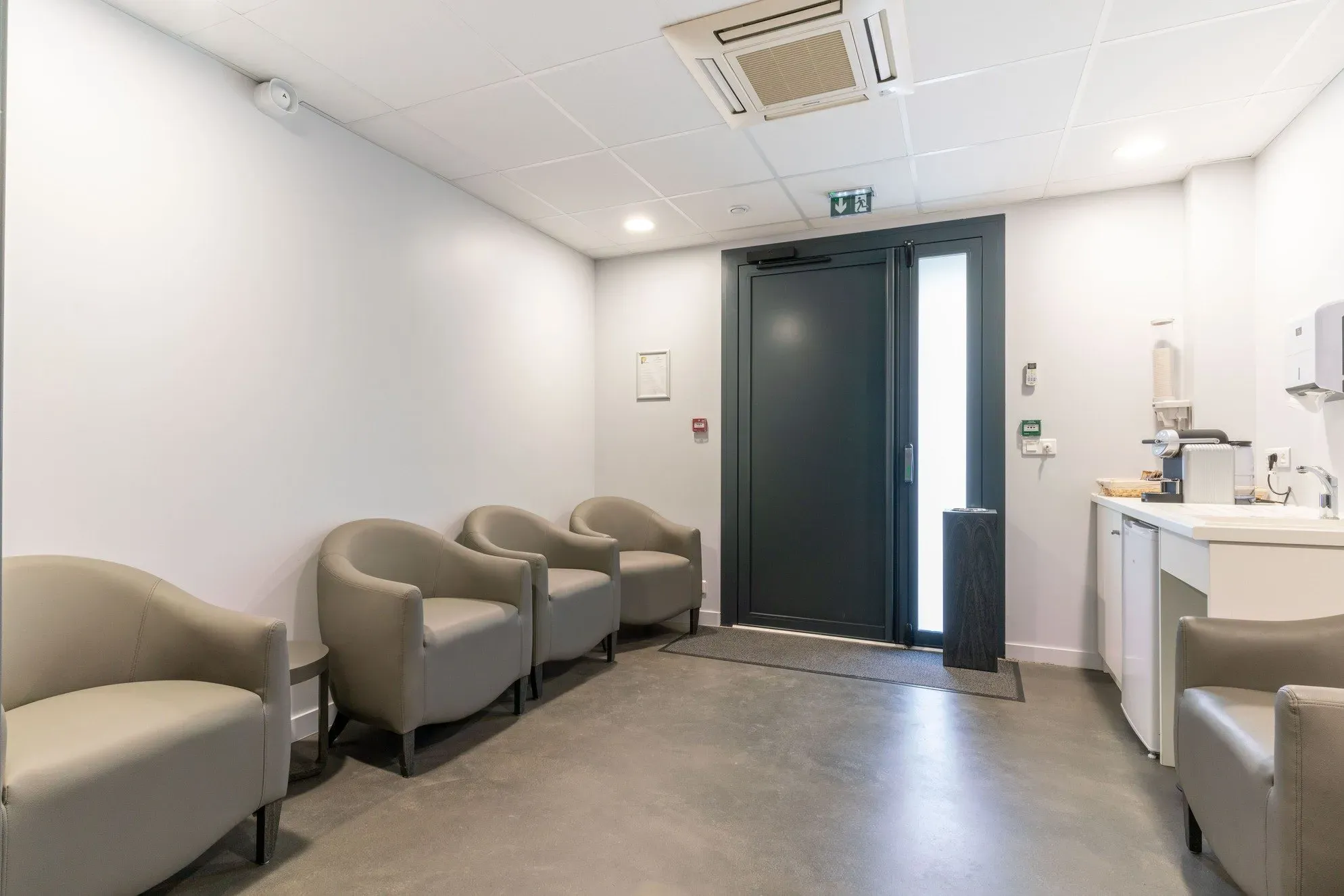 Espace d'attente confortable et apaisant de l'agence funéraire.
