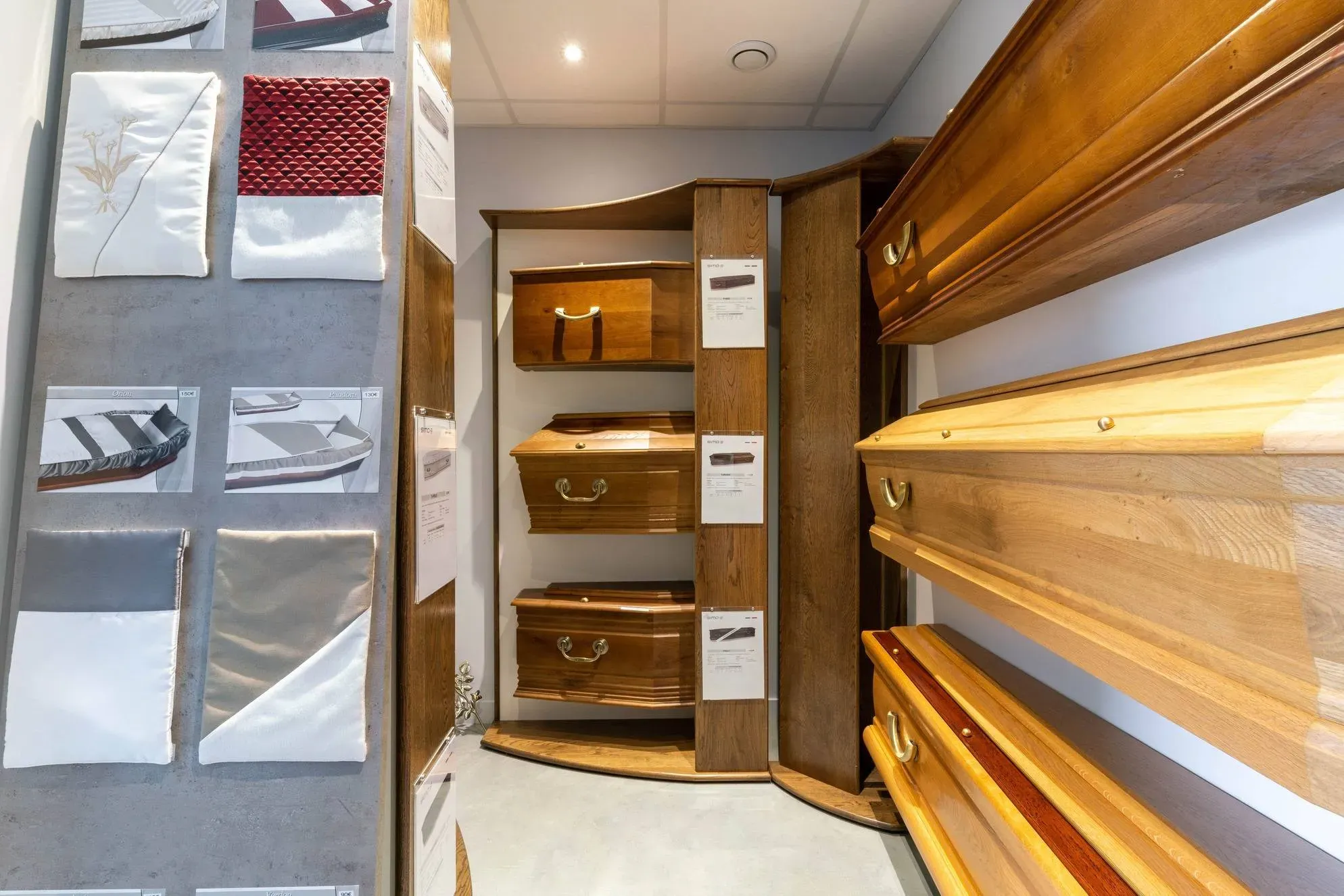 Espace de vente de cercueils en bois et capitons intérieurs.
