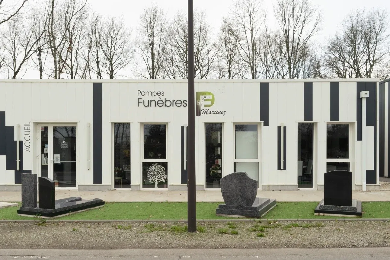Façade extérieure moderne de l'agence Pompes Funèbres Martinez à Carquefou.